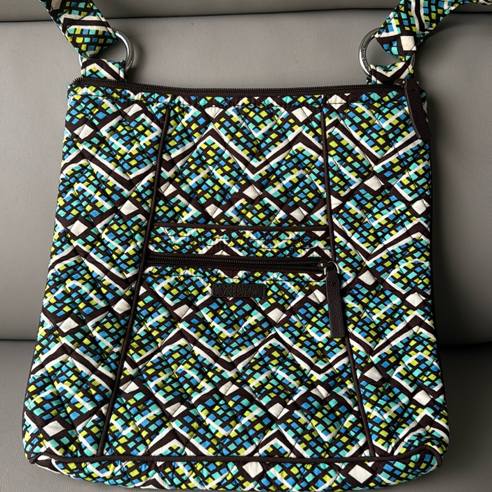 VERA BRADLEY NWOT
RAINFOREST HIPSTER-ZIP
TOP&POCKET -INNER & OUTER
SLIP POCKETS